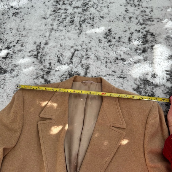 Elegant Camel Double-Breasted Trench Coat - Picture 4 of 7